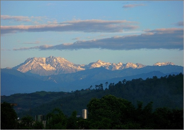 成都远眺西岭雪山