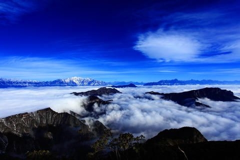 四川风光处女地---牛背山雪山.云海